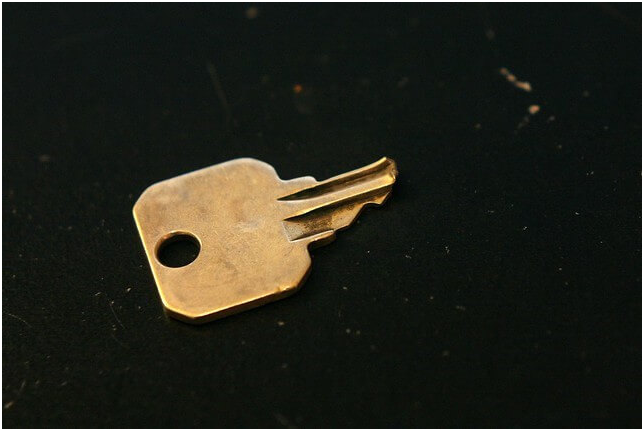 Как вытащить сломанный ключ из личинки замка